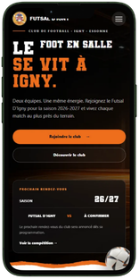 Site web responsive de futsal affiché sur un smartphone